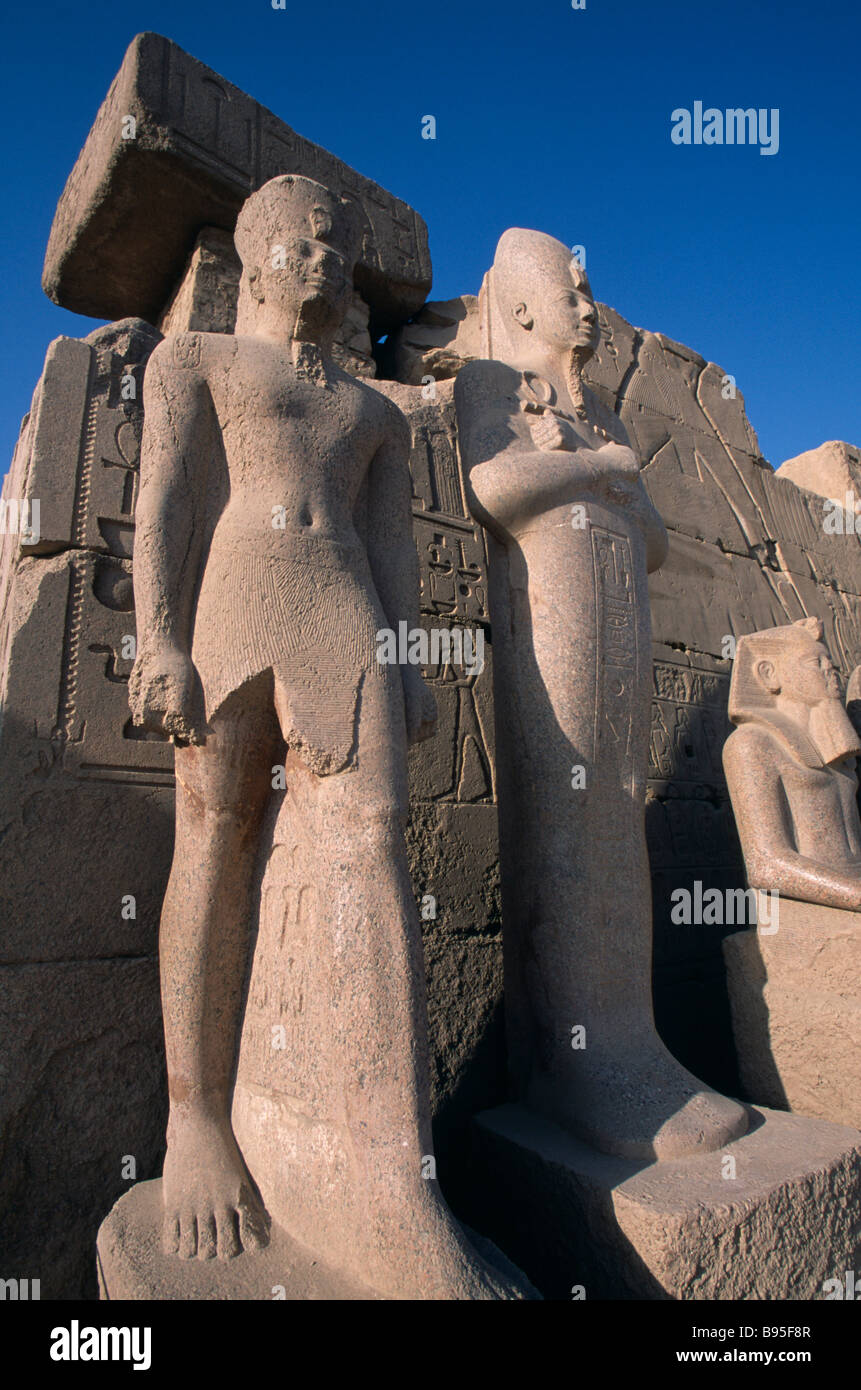 Ägypten Nil Senke Karnak Bezirk von Amun. Statuen des Mittleren Reiches Pharaonen Cachette vor Gericht. Stockfoto