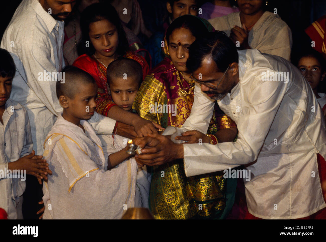 Indien Gujarat Ahmedabad Young Boy in seinem Upanayana Brahmane Thread Zeremonie. Stockfoto