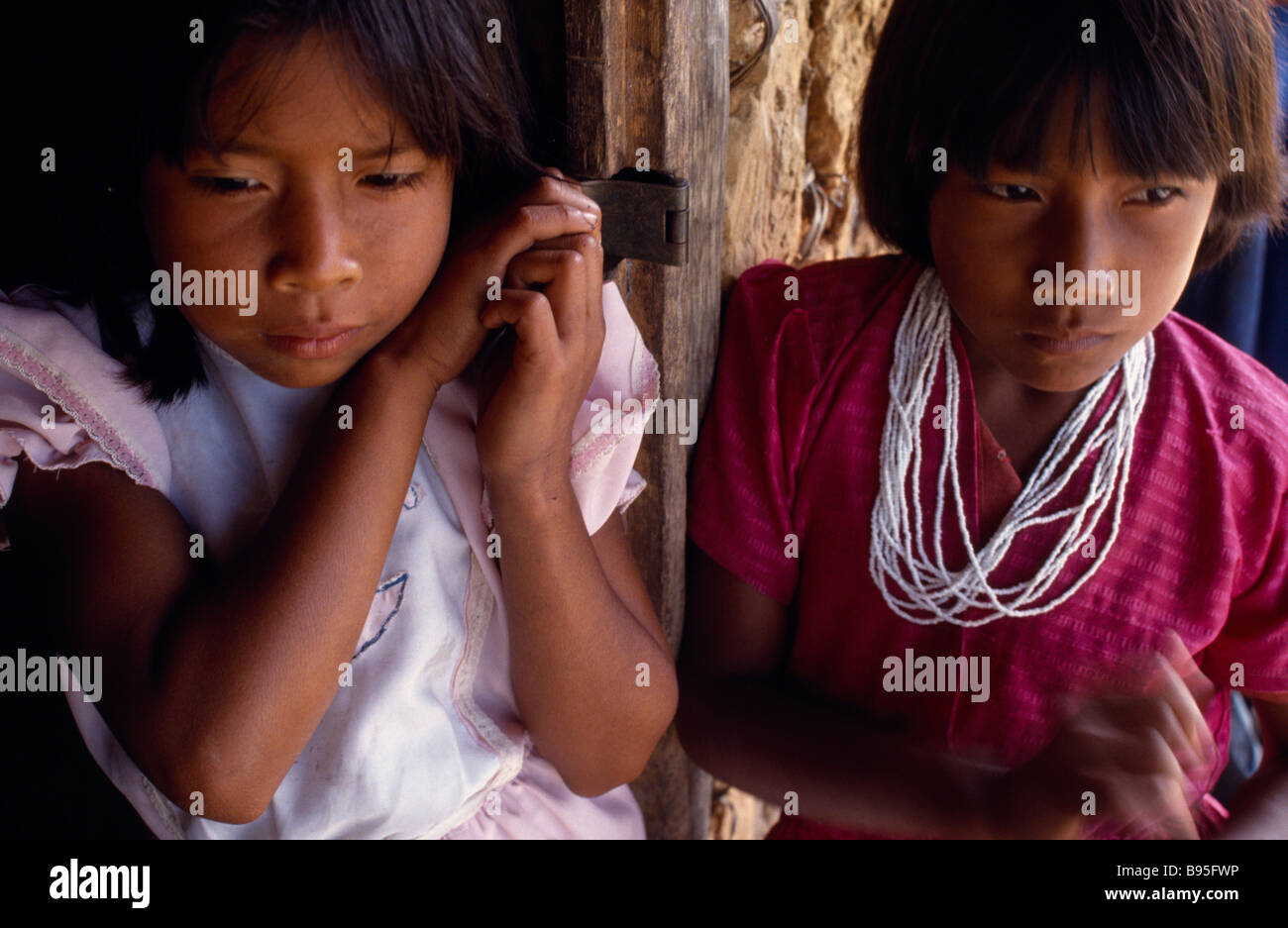 Kolumbien Südamerika Amazonas Santa Isabel zwei junge Macuna indische Mädchen ein tragen als Halskette sehr weiße Perlen geschätzt. Stockfoto