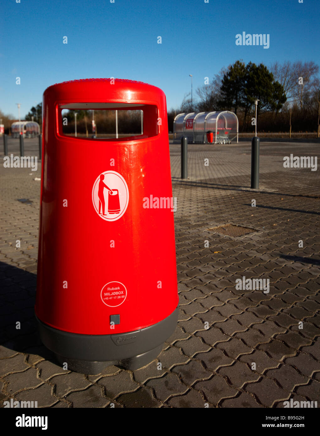 Abfallbehälter am großen Parkplatz am Einkaufszentrum Metapher für littering Jütland Dänemark Skandinavien Stockfoto