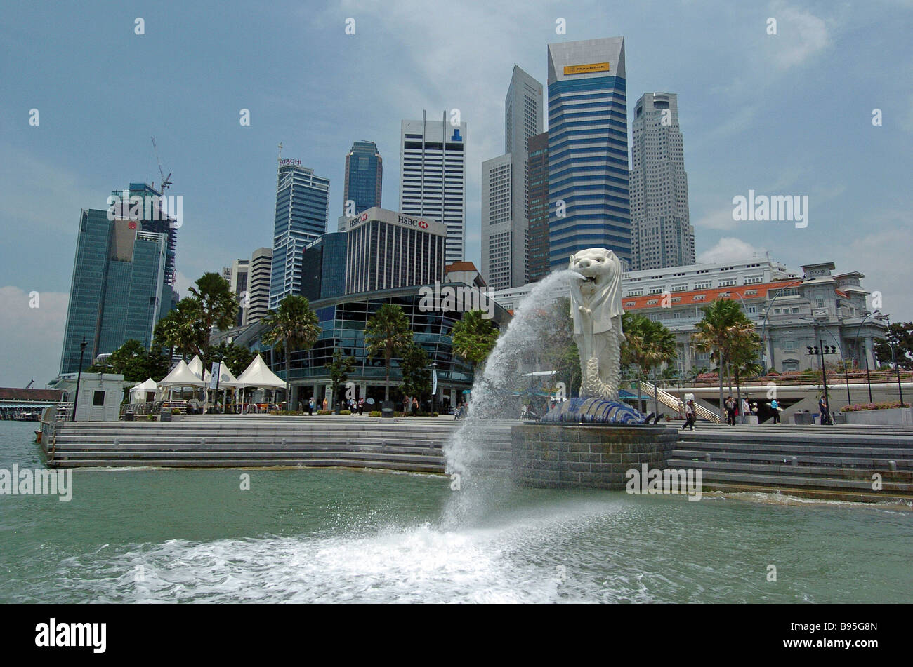 Singapur Financial District Merlion und die Skyline der Stadt vom Wasser aus gesehen. Stockfoto