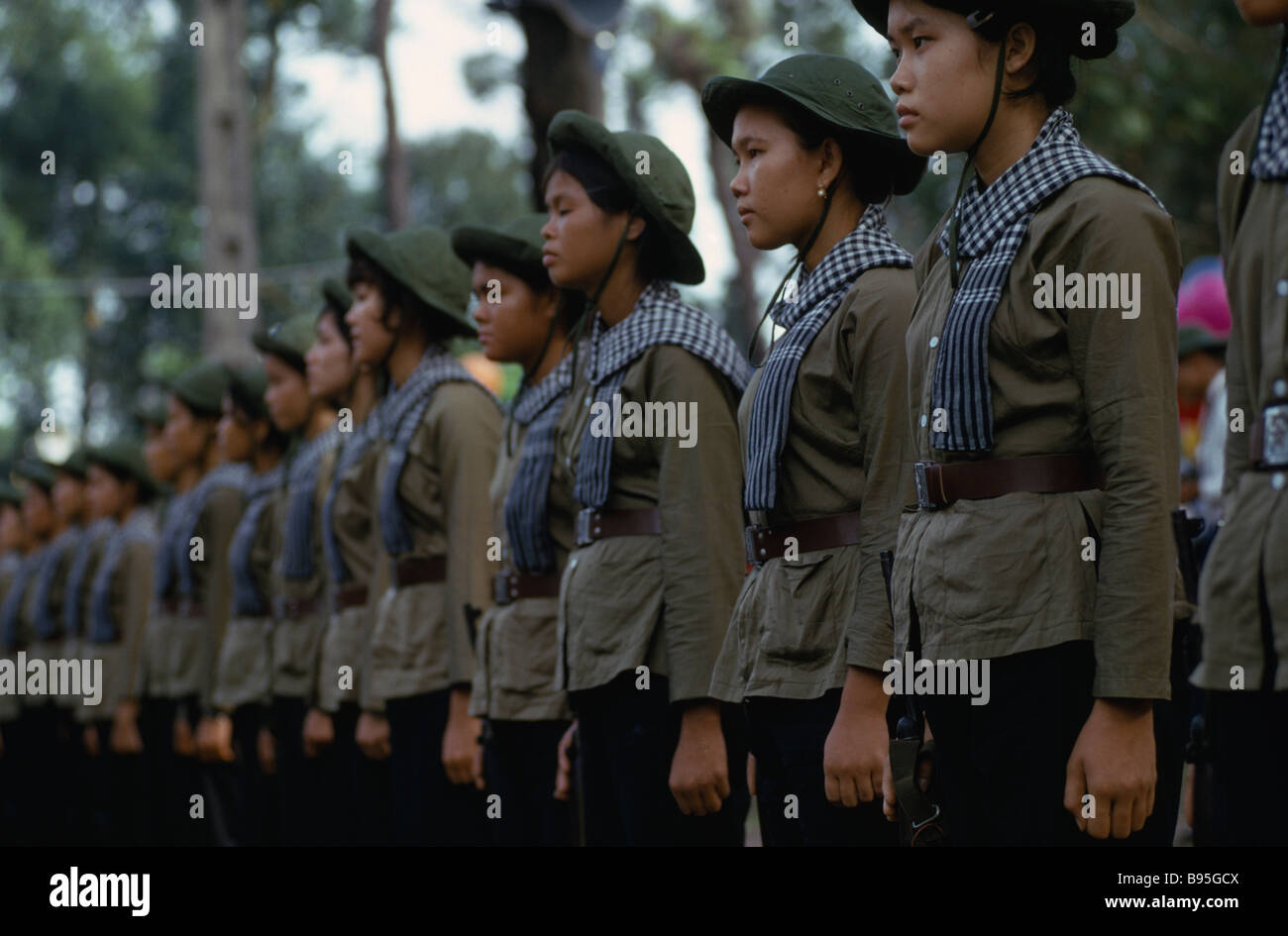 VIETNAM-Krieg Linie der Nordvietnamesen Viet Cong Soldatinnen auf der Parade. Nationale Front für die Befreiung Südvietnams Stockfoto