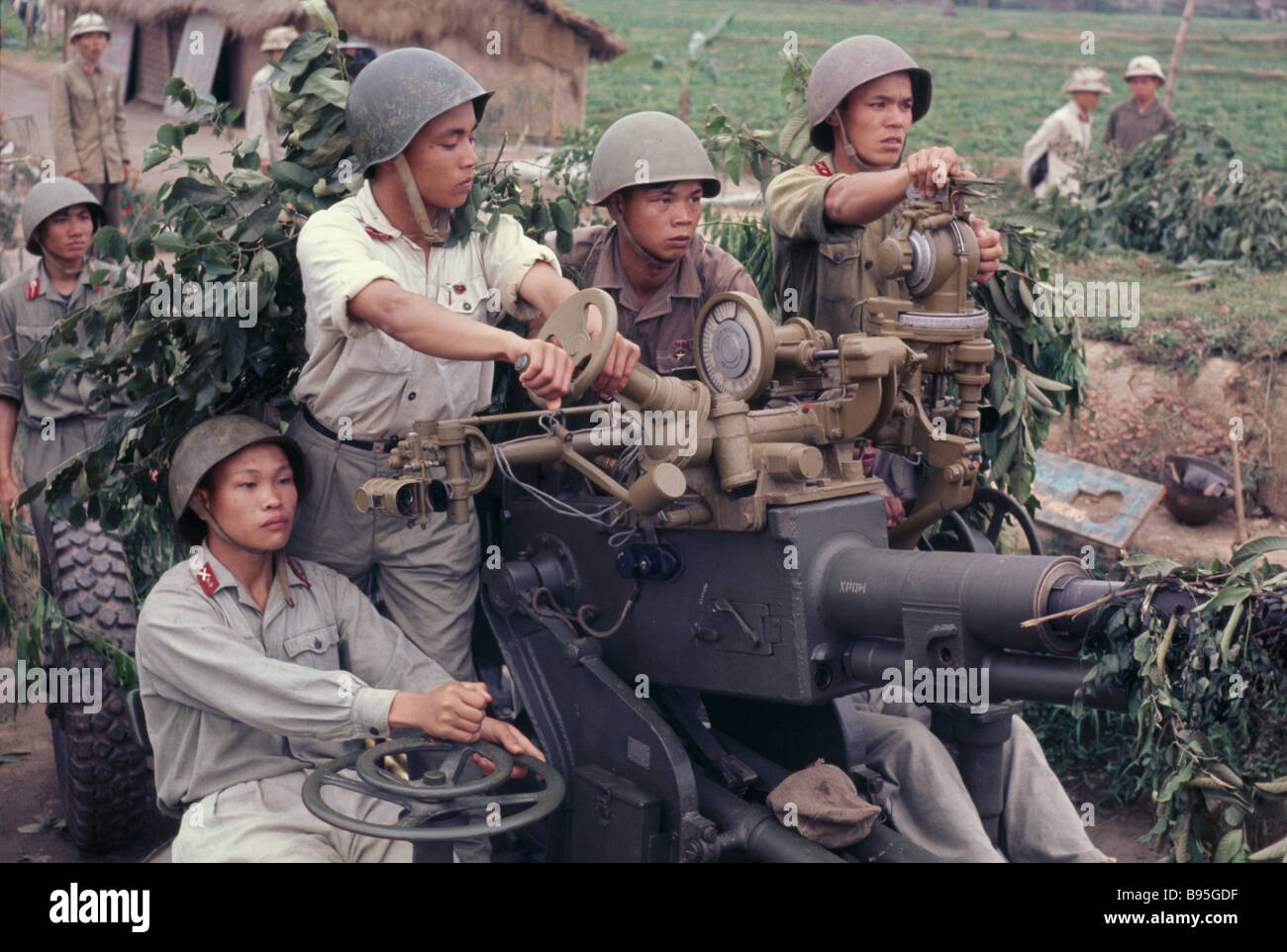 VIETNAM-Krieg nordvietnamesischen Soldaten mit anti-Aircraft-Raketenwerfer. Stockfoto