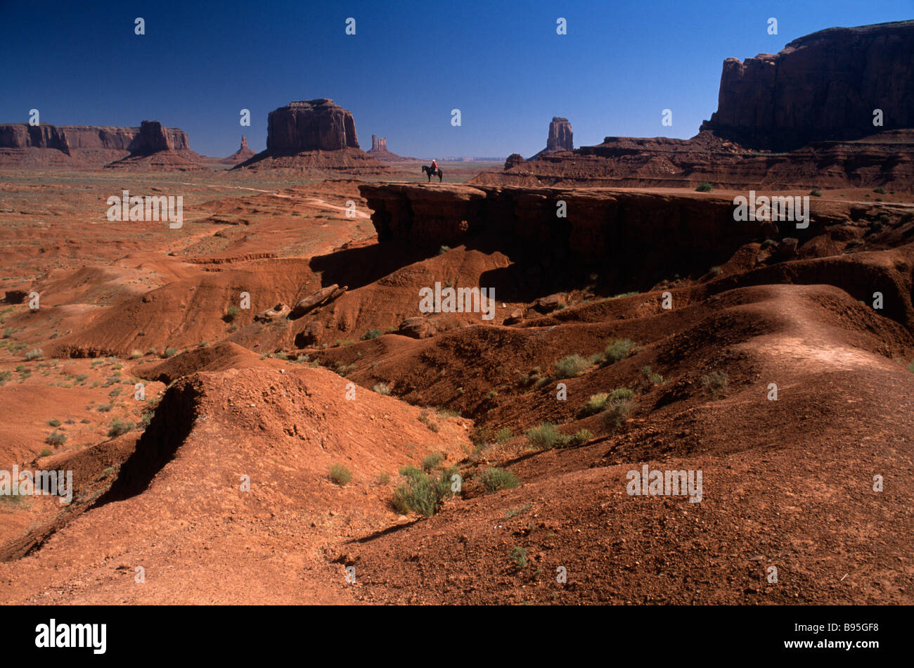 USA, Arizona, Monument Valley, John Ford Point auf Valley Drive. Einsame Gestalt auf Wüste, Reiten mit Blick auf Mesas und Buttes. Stockfoto