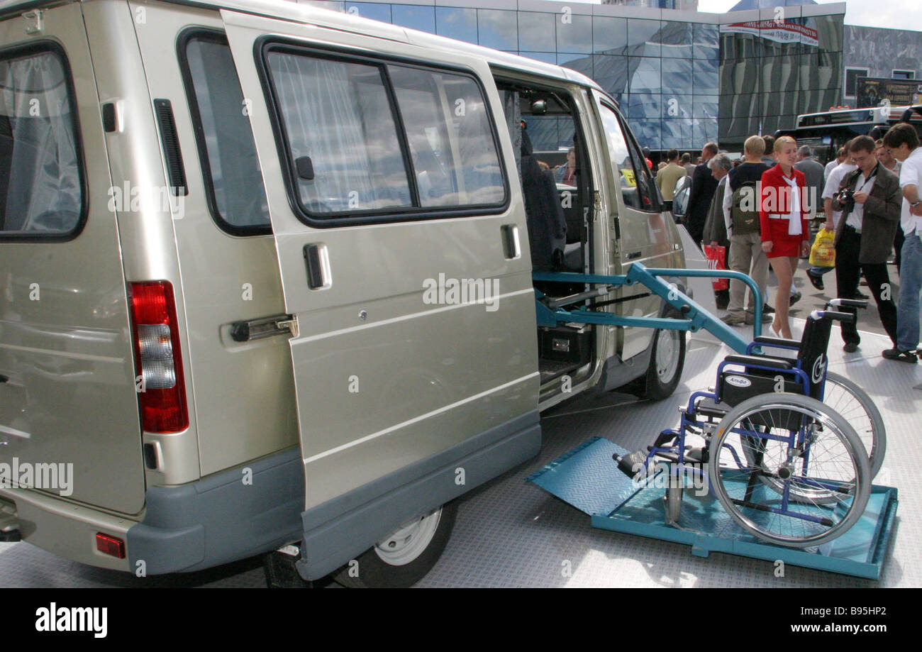 Die Hand Ausgerichtet Sobol Auto Hat Eine Seite Hebebuhne Fur Rollstuhlfahrer Die Er In Der Tierschutz Transport Sektion Der Moskauer Ausgestellt Ist Stockfotografie Alamy