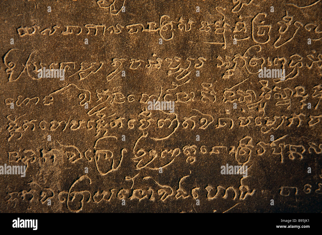 Kambodscha Siem Reap Provinz Angkor Wat Detail der alten geschnitzten Sanskrit-Text auf der dritten Ebene des Haupttempels Gebäude. Stockfoto