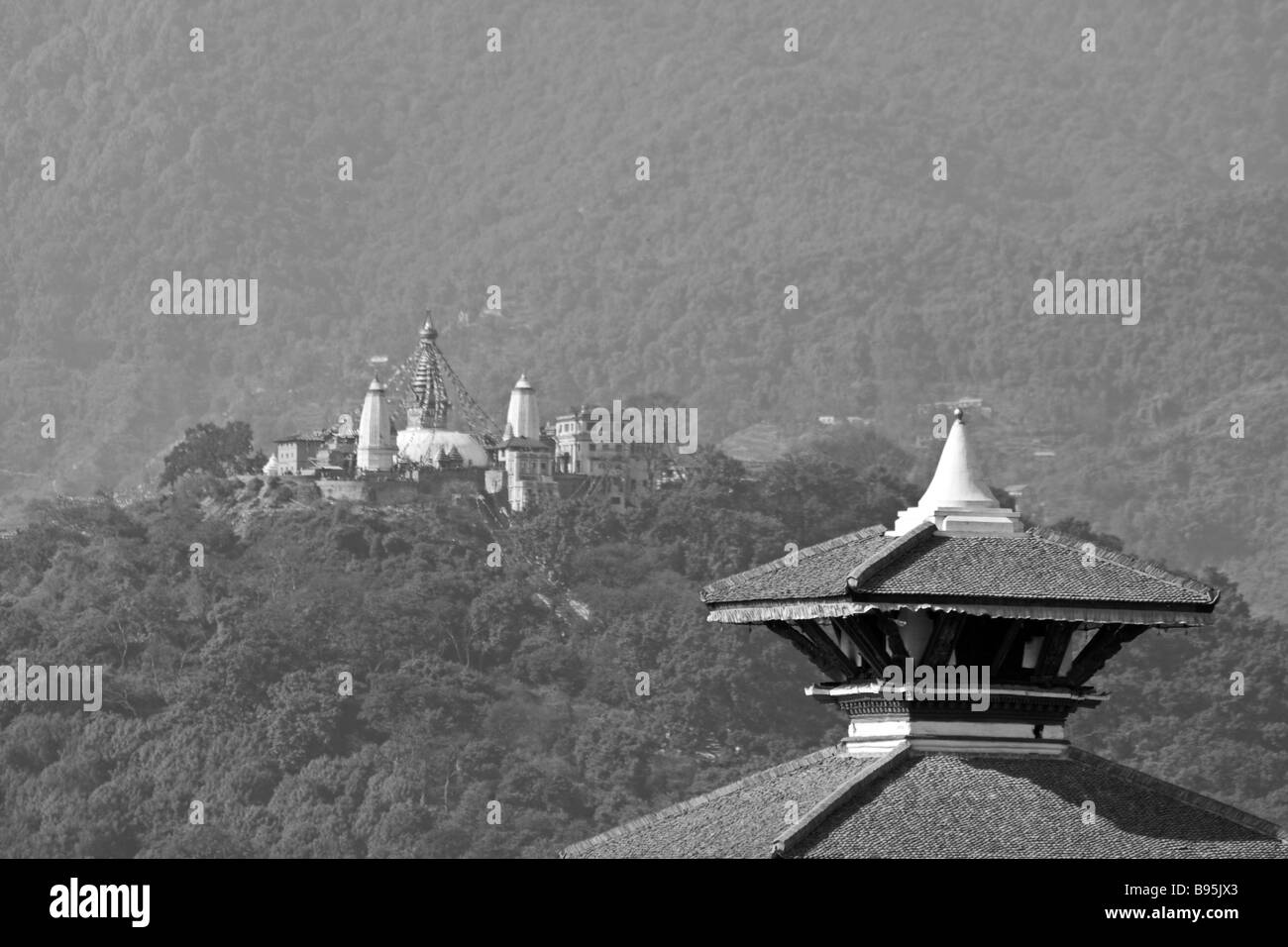 Blick auf einen alten Hindu-Tempel in Durbar Square mit Swayambunath Tempel auf einem Hügel im Hintergrund, Kathmandu, Nepal Stockfoto