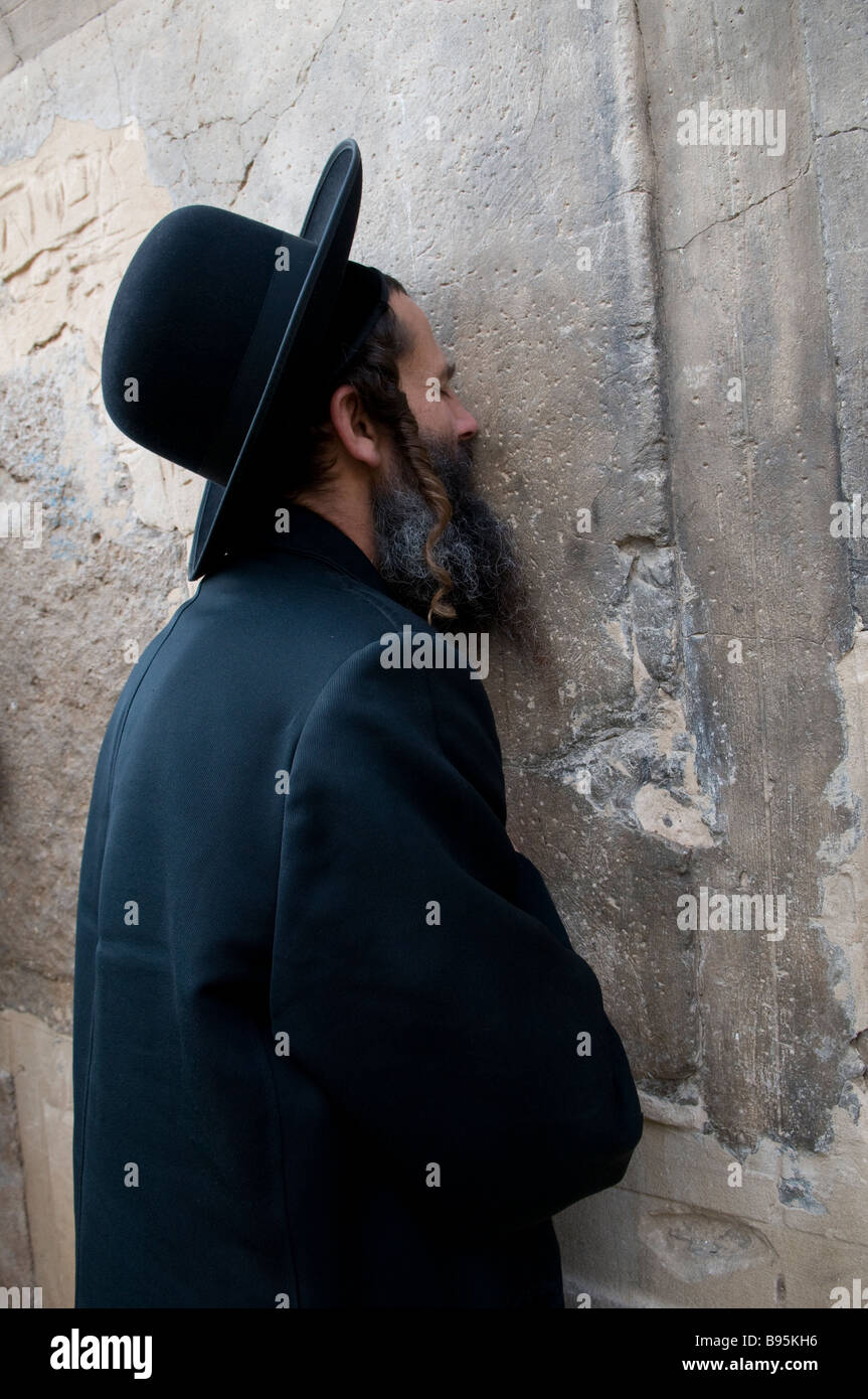 Einen orthodoxen Juden beten außerhalb der Höhle oder Grabmal der Patriarchen, die Juden bekannt als Höhle des Ackers und die Muslime als Heiligtum des Abraham, in Hebron Stockfoto