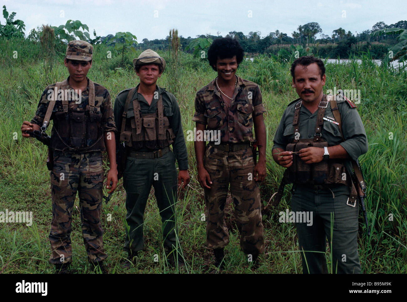NICARAGUA in Mittelamerika La Penca Sandinista Grenzwächterinnen und Grenzwächter in uniform und bewaffneten. Stockfoto