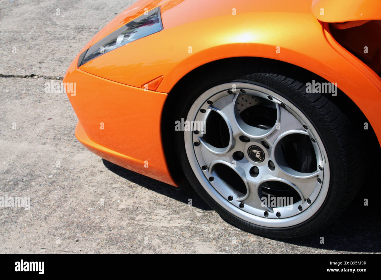 Einen orangefarbenen Lamborghini Sportwagen Rennen am Bruntingthrope-Rennstrecke Stockfoto