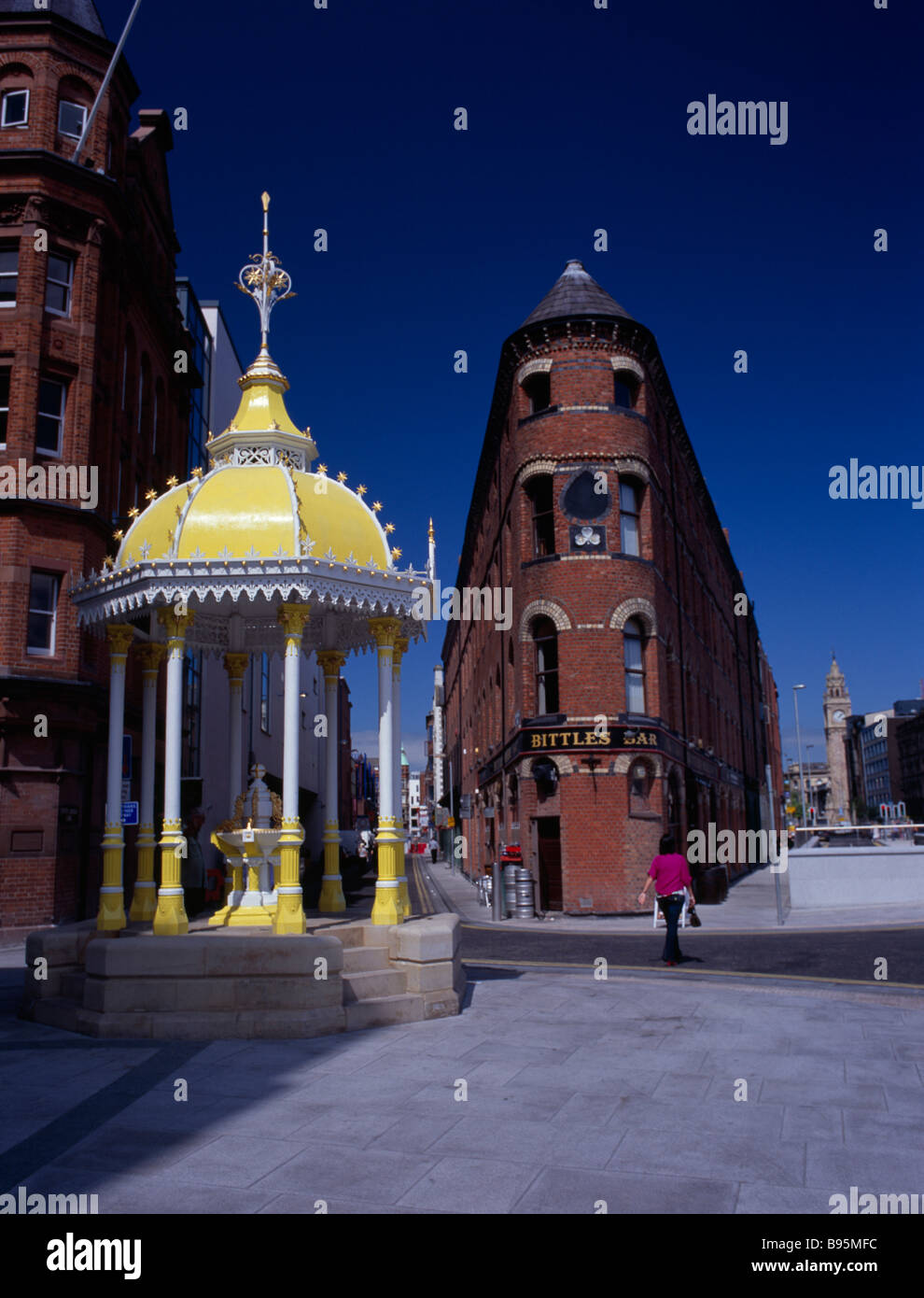 Nordirland, Belfast, Victoria Square.  Jaffe-Brunnen mit gebisslose Bar hinter und Albert Memorial Clock Tower darüber hinaus. Stockfoto