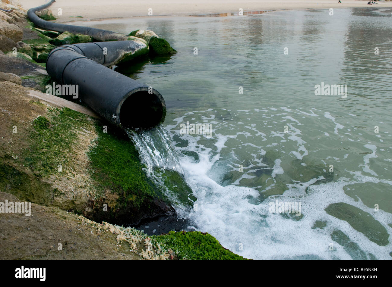Häusliche Abwässer gießt in die Mediterrane Küste von Tel Aviv in Israel. Stockfoto