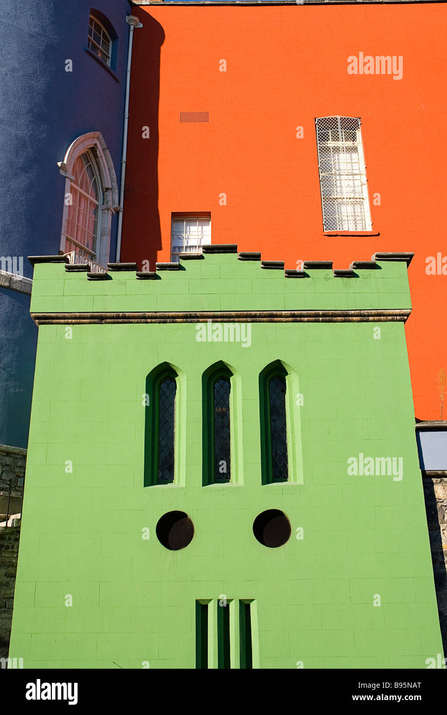 Irland, Dublin. Detail der blauen, grünen und orangefarbenen Außenfassade des Dublin Castle. Stockfoto