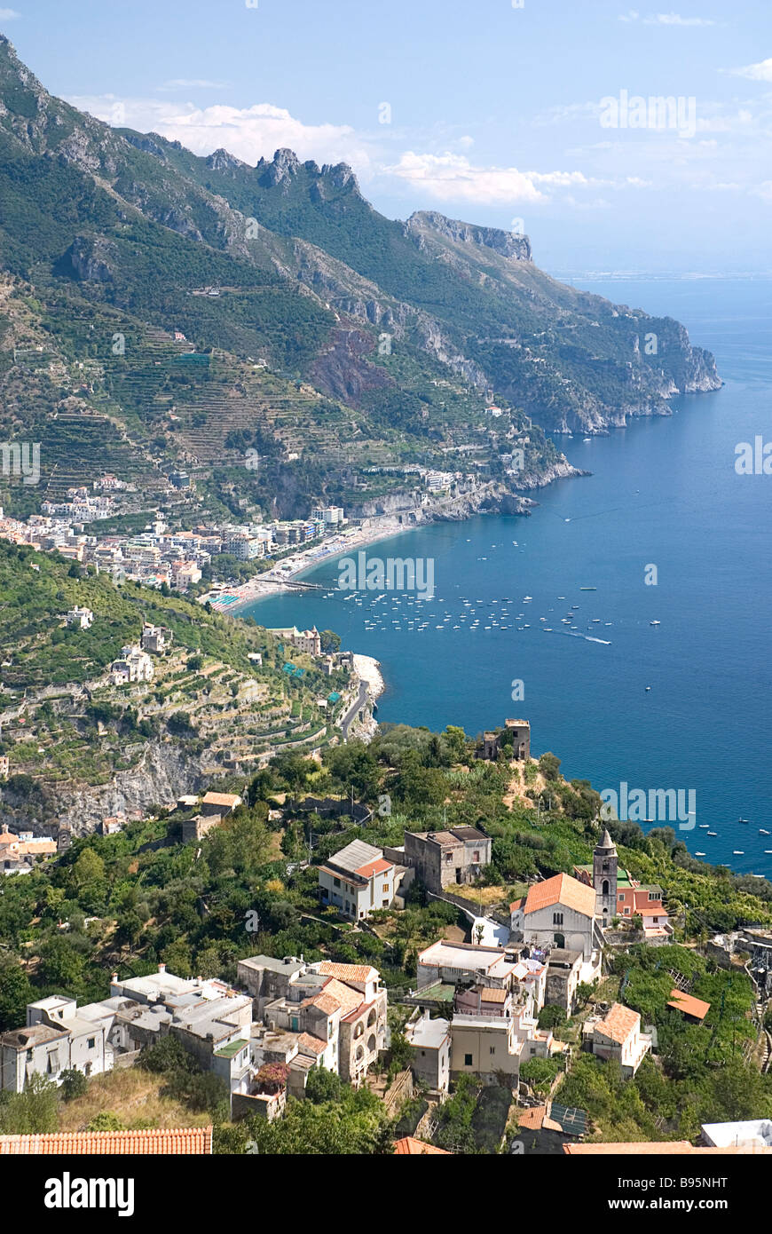 Italien, Kampanien, Salerno Ravello. Blick entlang der Amalfi-Küste aus dem Hang Stadt Ravello. Stockfoto