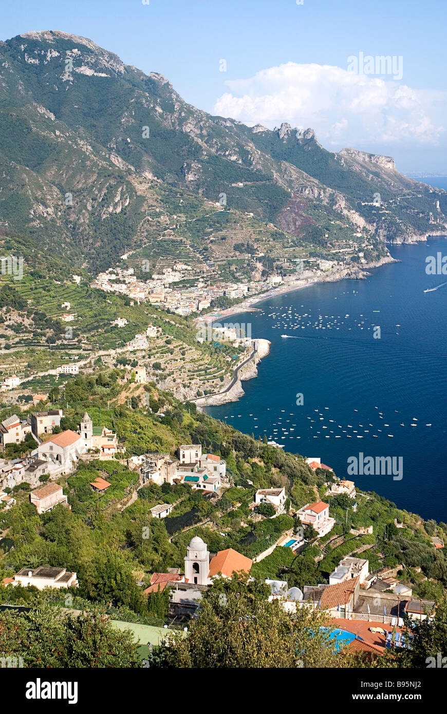 Italien, Kampanien, Salerno Ravello. Blick entlang der Amalfi-Küste aus dem Hang Stadt Ravello. Stockfoto