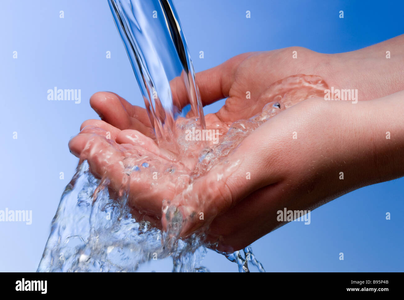 Wasser auf hohlen Hand gießen Stockfoto
