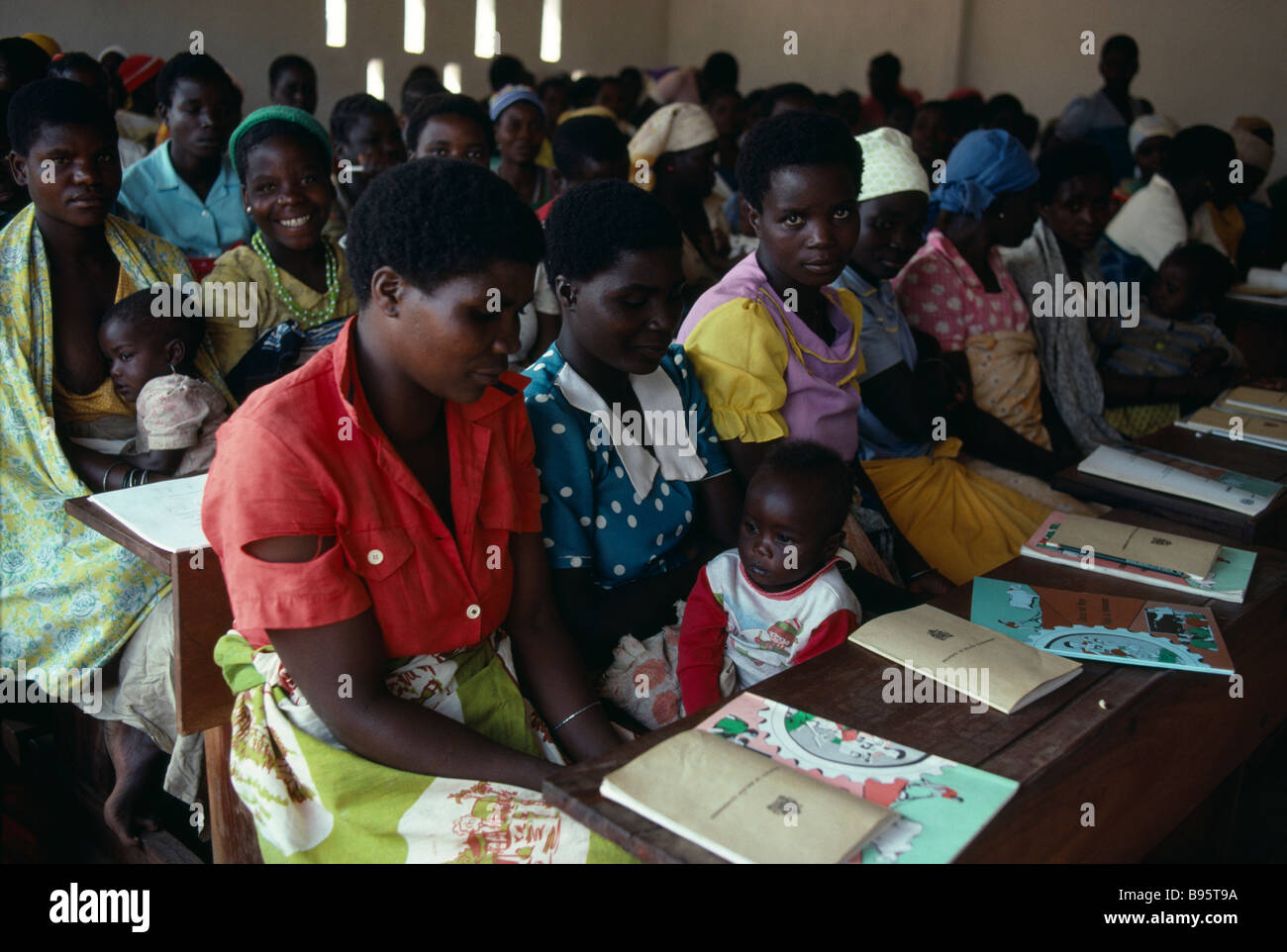 MALAWI Ostafrika Bildung Adult Literacy-Klasse für Flüchtlinge aus Mosambik im Kunyinda Camp. Stockfoto