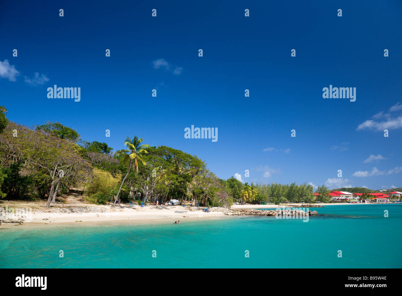 WEST INDIES Karibik St. Lucia Gros Islet Taube Insel nationalen historischen Park Touristen am Strand gesäumt von Kokospalmen rees Stockfoto