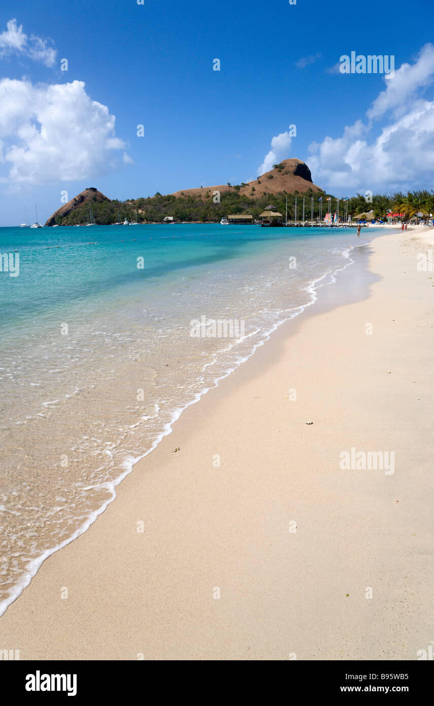 WEST INDIES Karibik St. Lucia Gros Islet Rodney Bay Sandstrand mit Menschen im Sandals Grande St. Lucian mit Pigeon Island Stockfoto