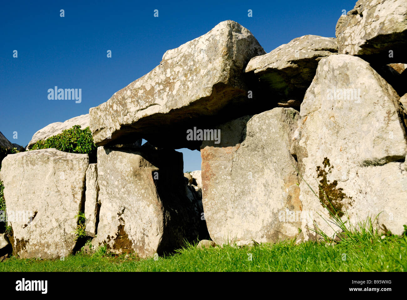 Irland, County Sligo, CreevyKeel neolithischen Court Cairn. Stockfoto