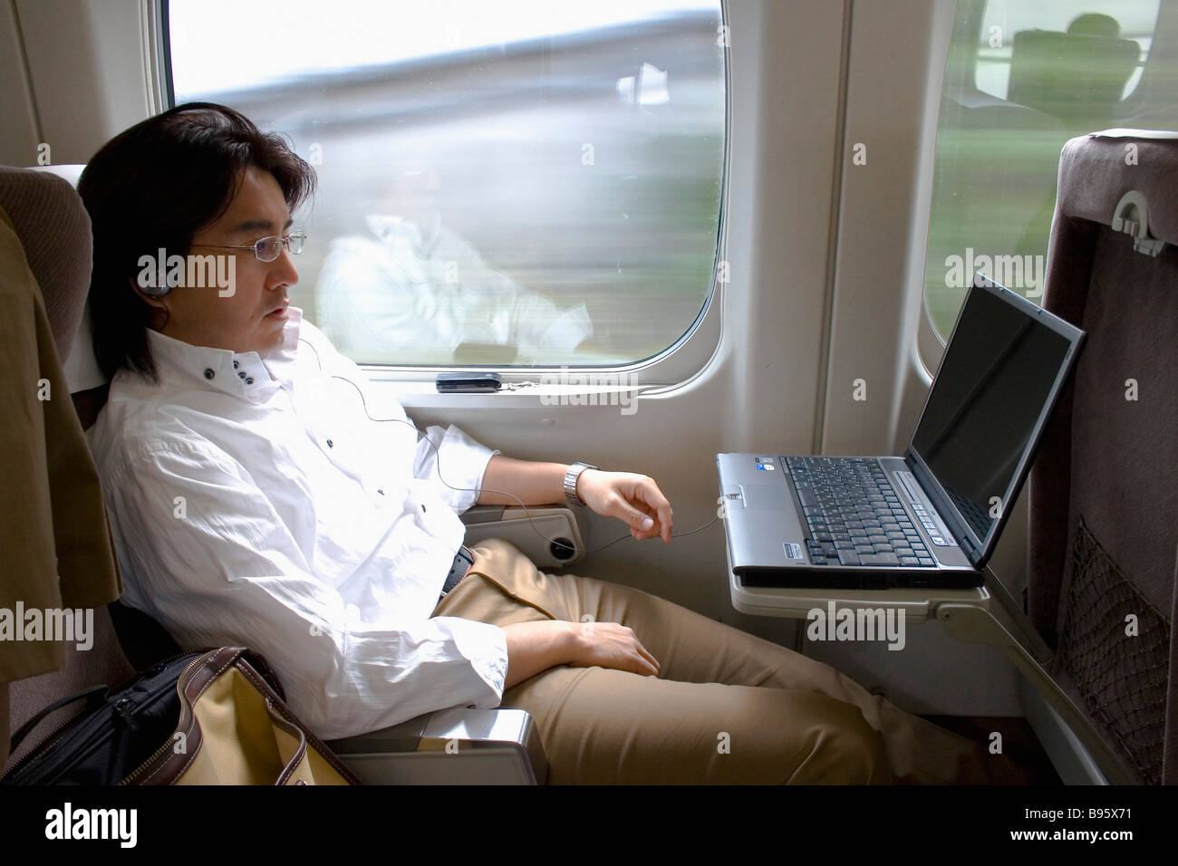 JAPAN Honshu Shinkansen Bullet train Serie 700 junge Japaner mit seinem Laptop mit einer wireless-Verbindung Stockfoto