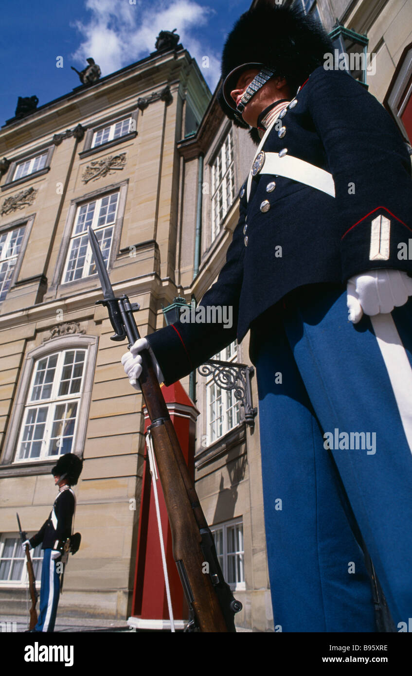 Dänemark Kopenhagen Amalienborg Palace Royal Guards mit Bajonett Gewehren stehen außerhalb des Palastes Stockfoto