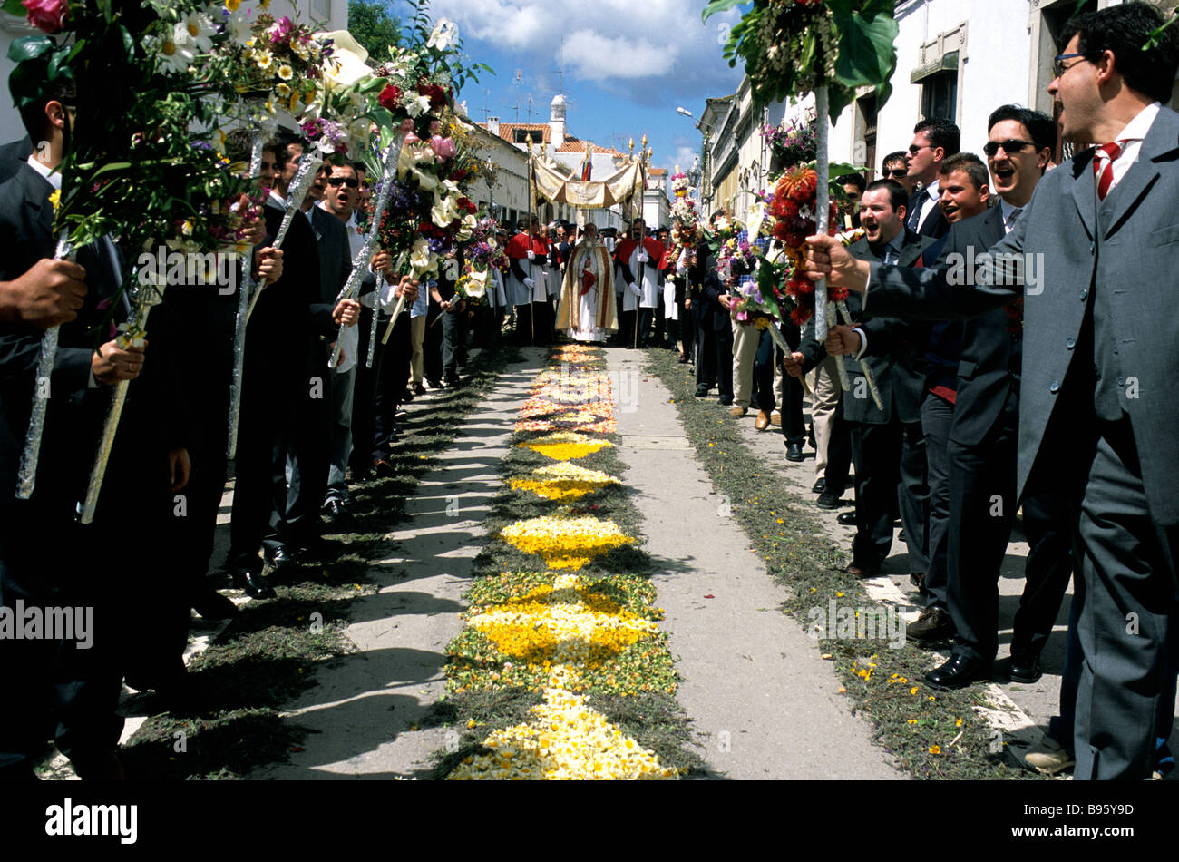 Das Festival der Blumen Fackeln, eine traditionelle Osterparade, die nimmt Platz in São Brás de Alportel in Portugals Algarve Stockfoto