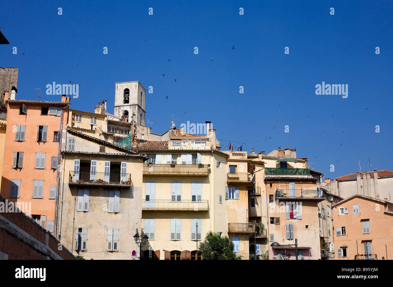 Frankreich, Alpes Martimes, Grasse, Blick auf den westlichen Teil unter dem Wall gesehen vom Place du Barri Stockfoto