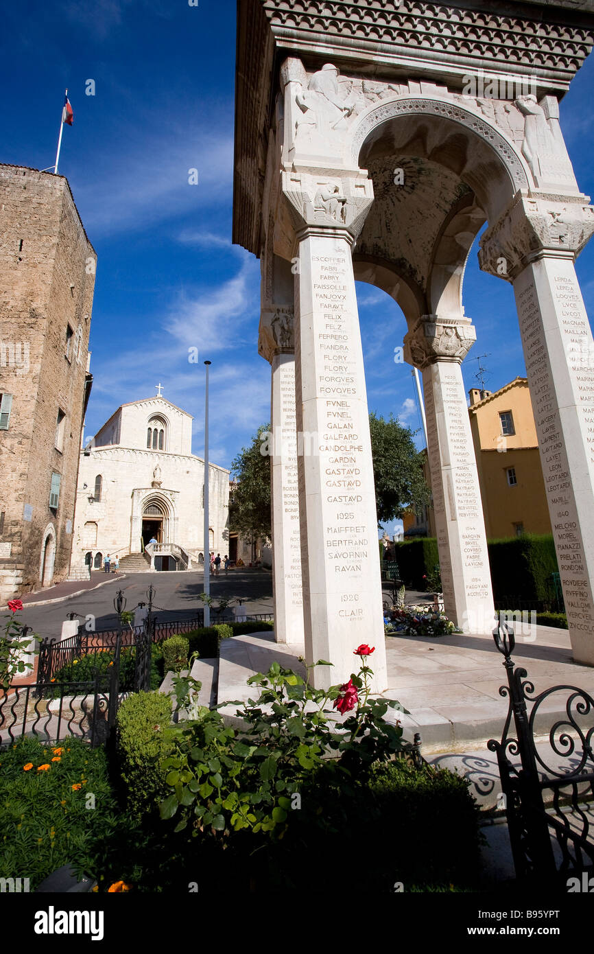 Frankreich, Alpes Martimes, Grasse, Denkmäler Aux Morts (Kriegerdenkmal), Notre-Dame du Puy Kathedrale (13. Jh.) und die Stockfoto