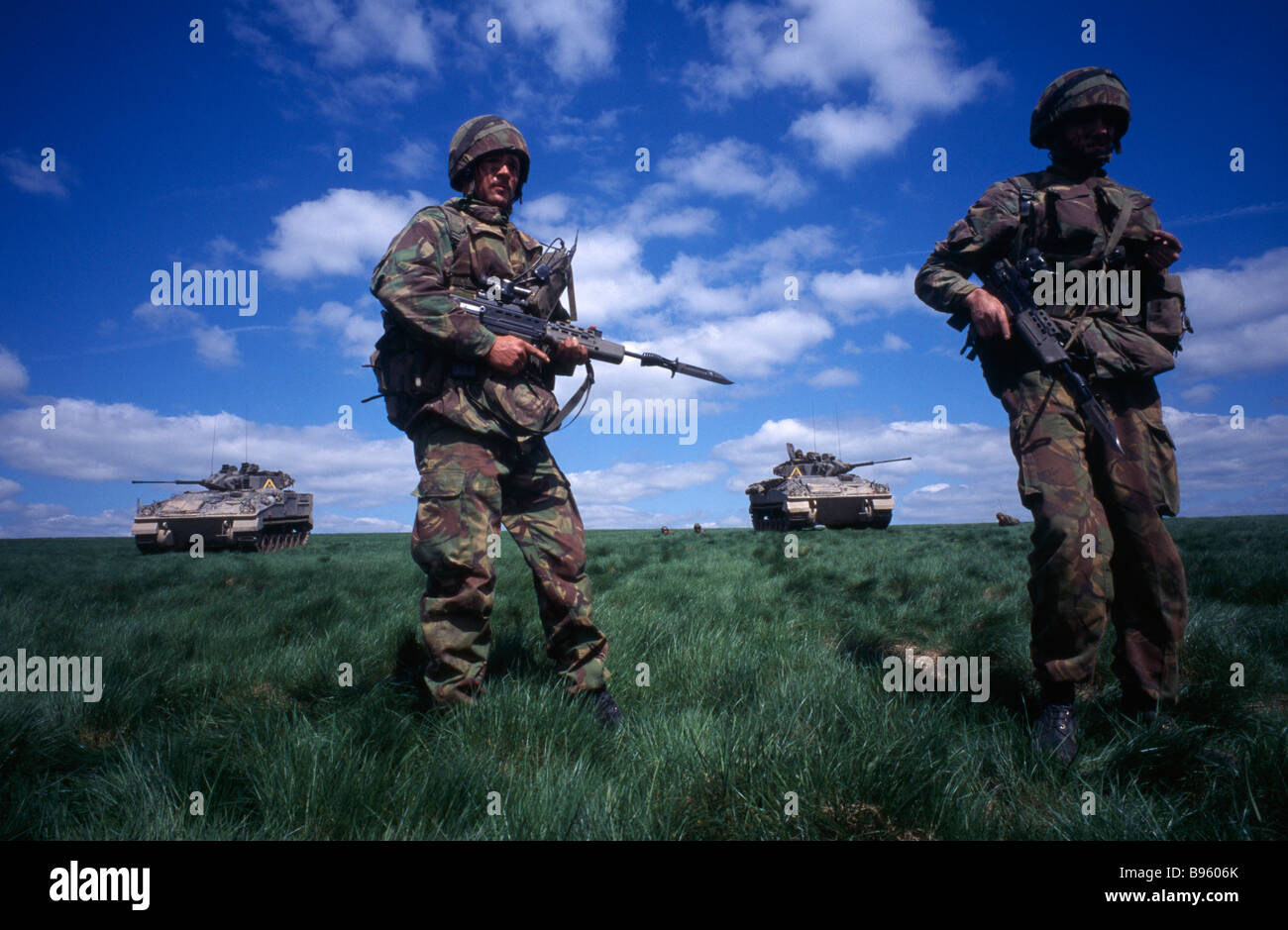 MILITÄRISCHE Ausbildung britische Armee Soldaten auf militärische Übung mit Krieger Tanks. Stockfoto