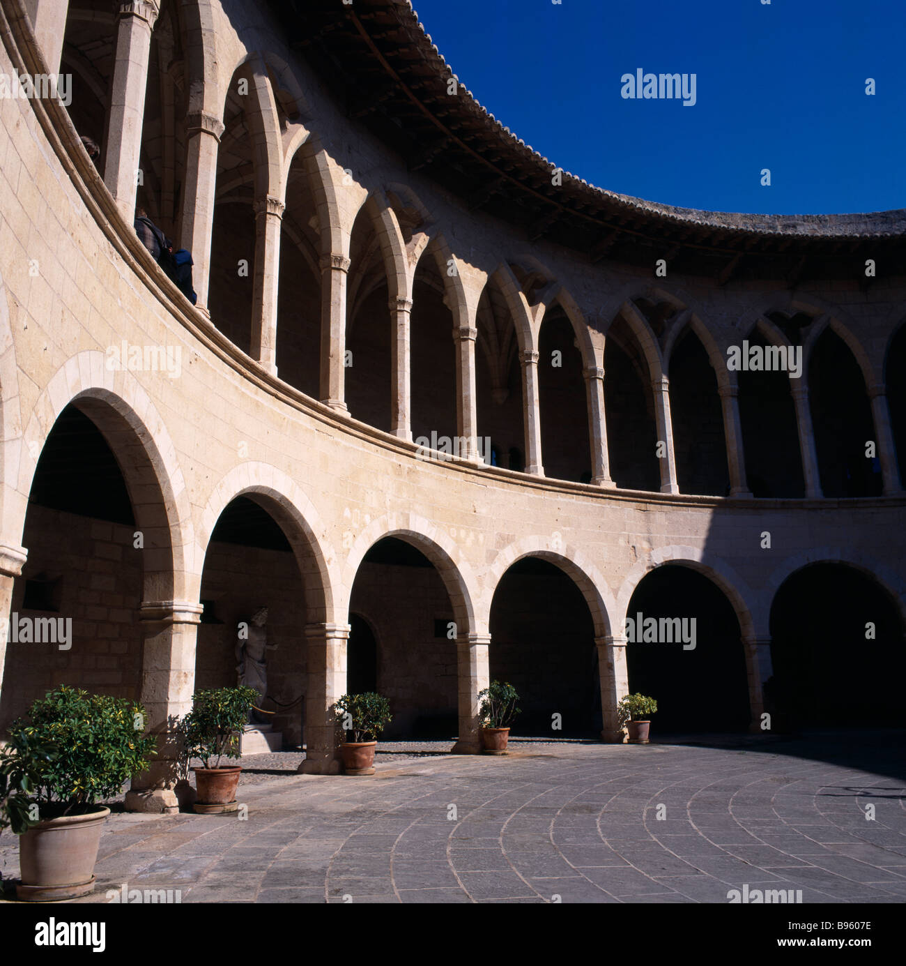 Spanien Balearen Mallorca Palma. Das Schloss Bellver leeren Innenhof mit Bögen und statue Stockfoto