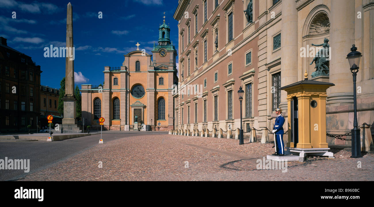 Schweden Stockholm Königspalast mit Wache Soldat im Dienst am Wachhäuschen Stockfoto