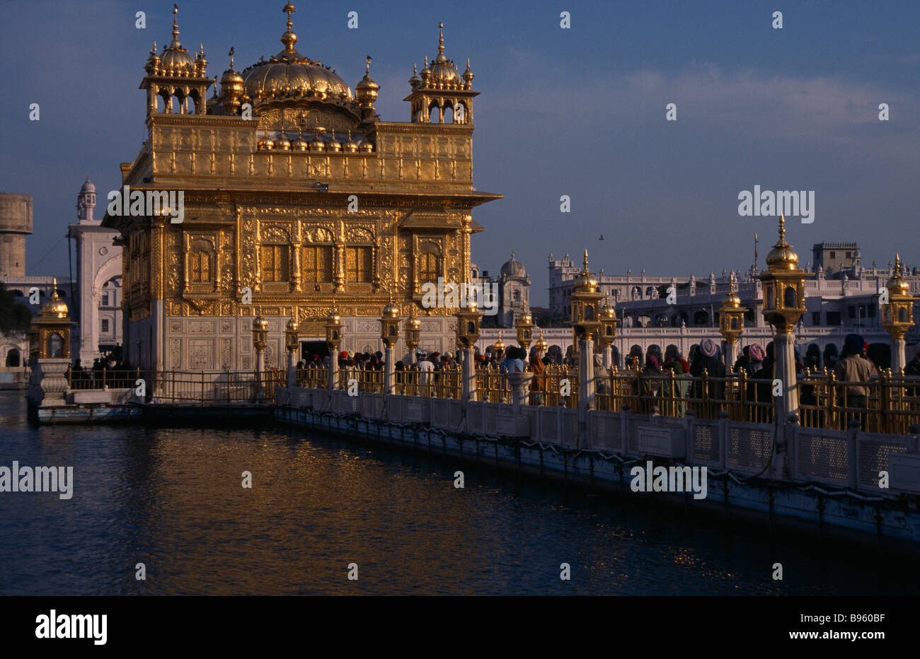 Indien Punjab Amritsar Golden Tempel. Pilger und Besucher am Damm, bekannt als der Guru s Brücke nähert sich Tempel. Stockfoto