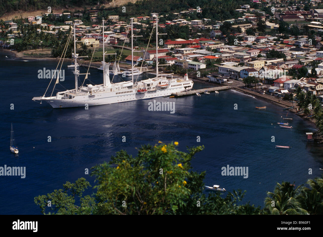 WEST INDIES St Lucia Soufriere Blick über Hafen mit Tall Ship festgemacht. Stockfoto