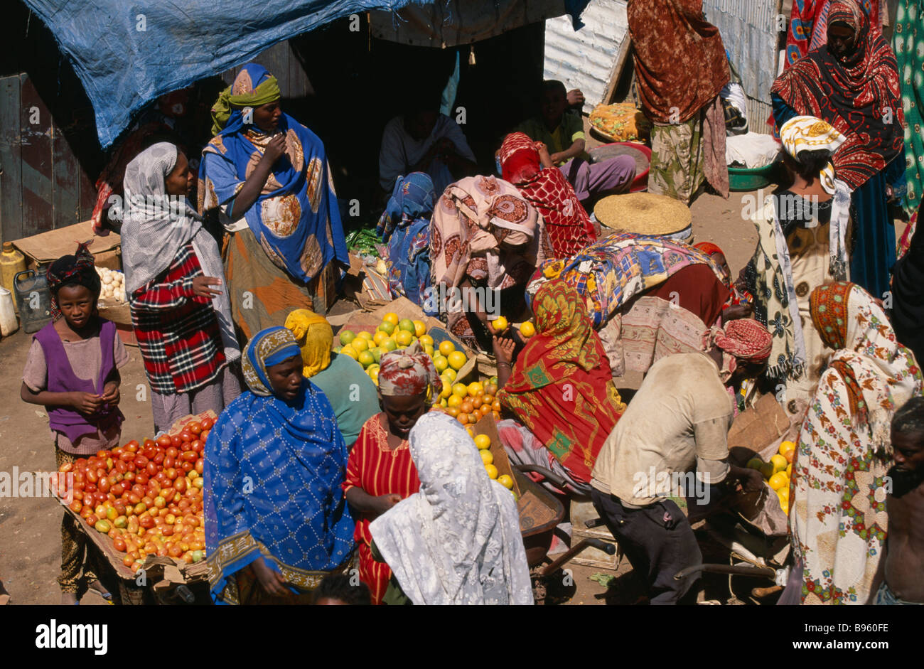 Äthiopien Ostafrika Harerge Provinz Jijiga Marktfrauen in bunten Kleidern an Obst stand. Stockfoto