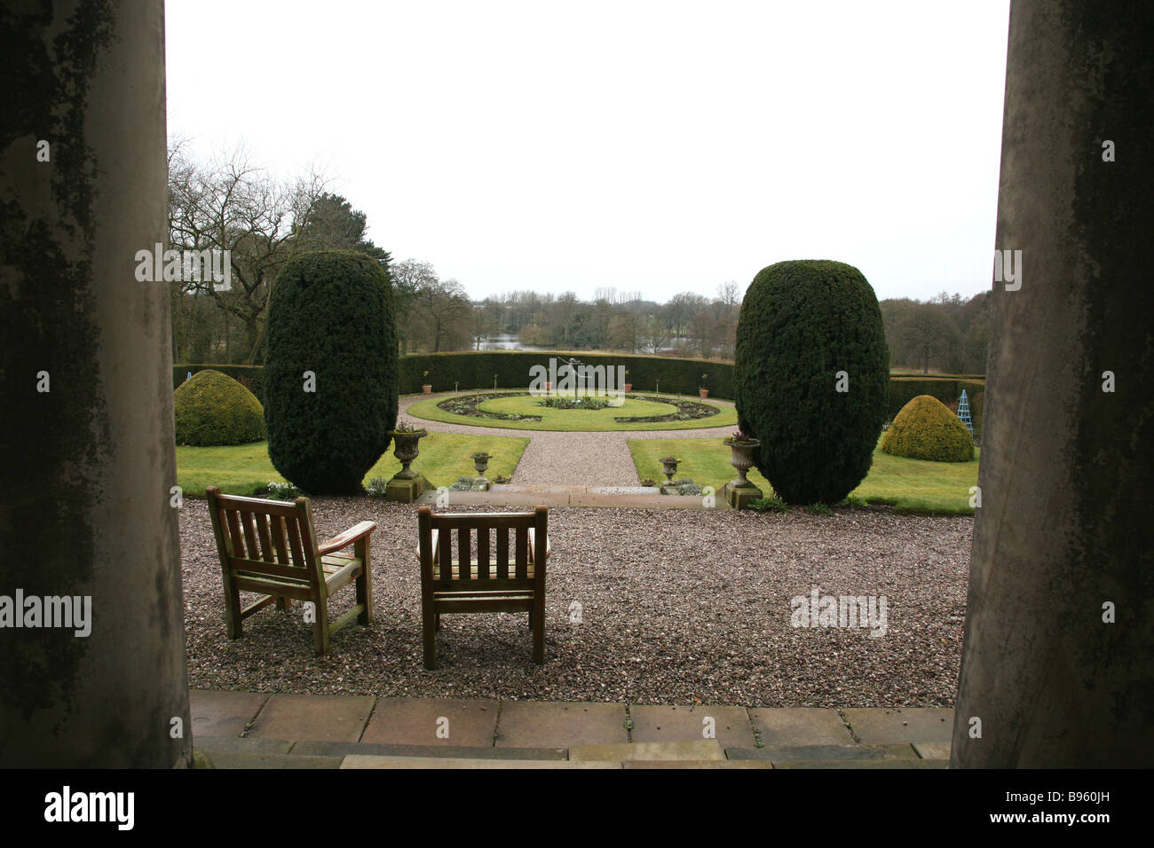 Ein Blick über den formalen Gärten an Rode Hall in Cheshire ein Backstein gebaut-Herrenhaus, erbaut im Jahre 1708 Stockfoto