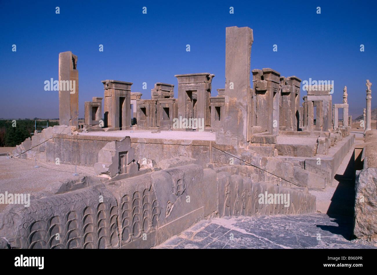 IRAN Süden Persepolis fünften Jahrhundert v. Chr. Archaemenid Schlossanlage. Xerxes Palast angehoben rechteckige Torbögen und Spalte Ruinen. Stockfoto