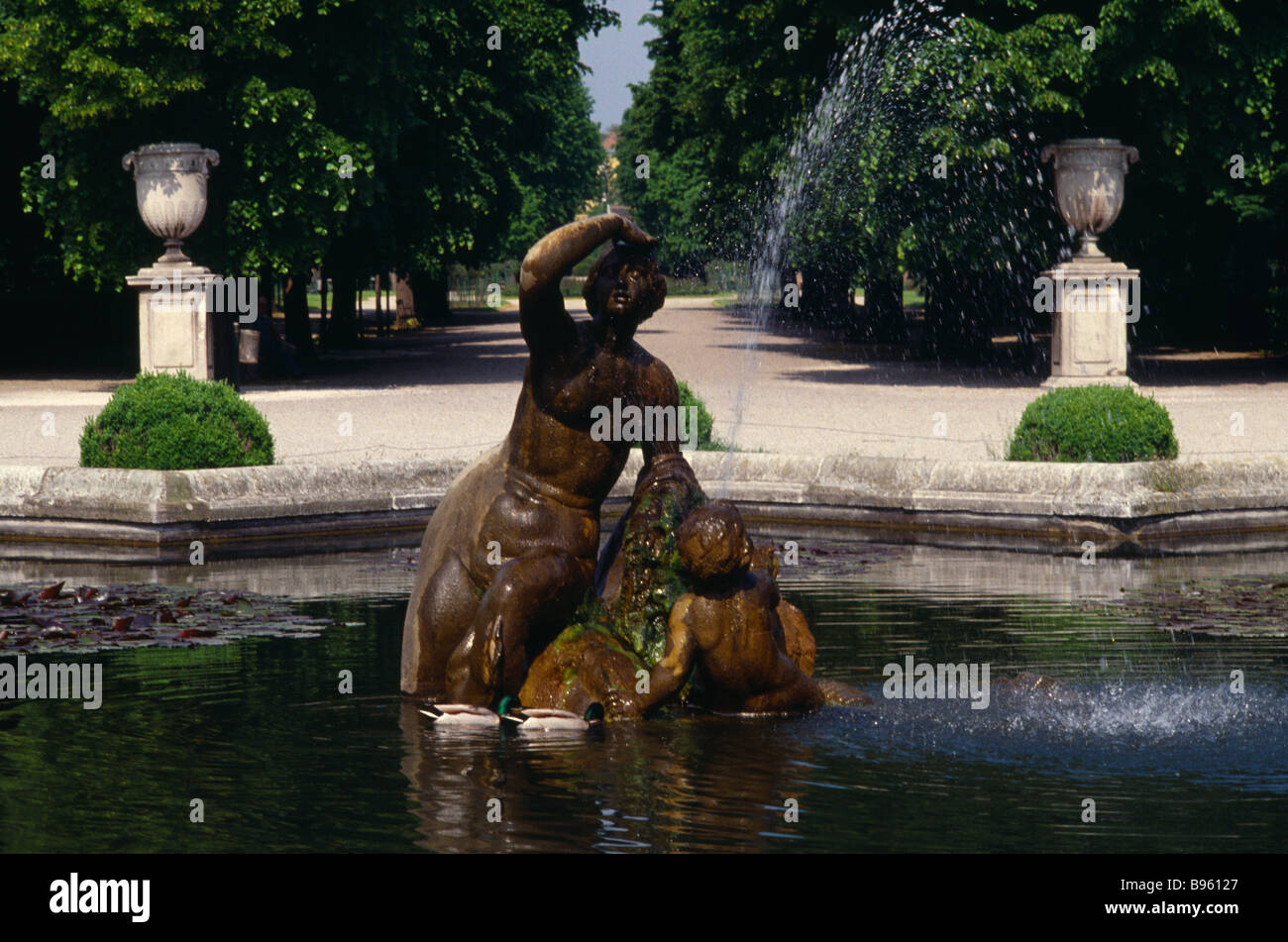 Österreich Wien Schönbrunn Palace Gardens. Statue und Brunnen im Pool ...