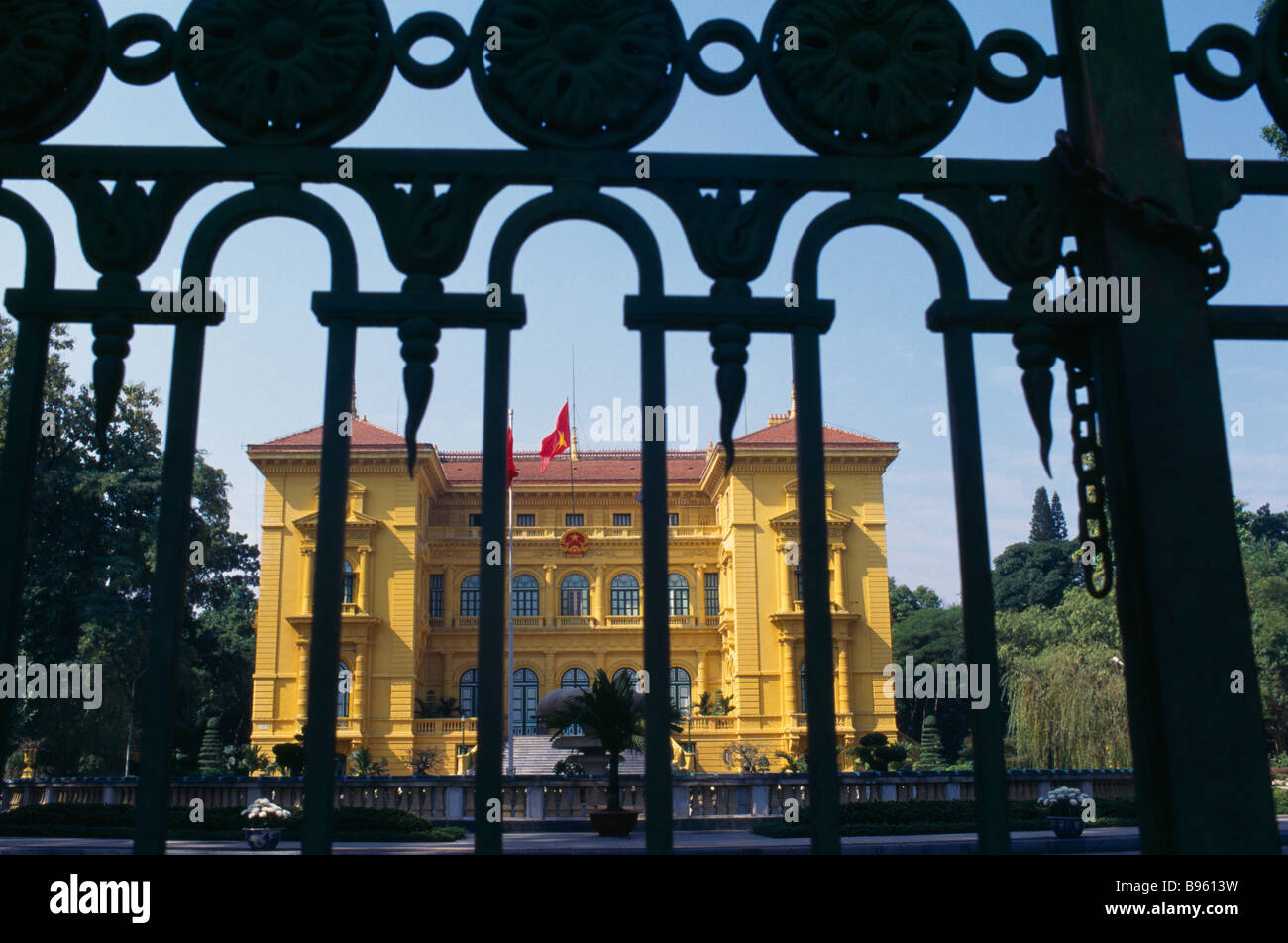 Südost-Asien Nord Hanoi in VIETNAM die gelb lackiert Präsidentenpalast durch das reich verzierte Tor gesehen Stockfoto