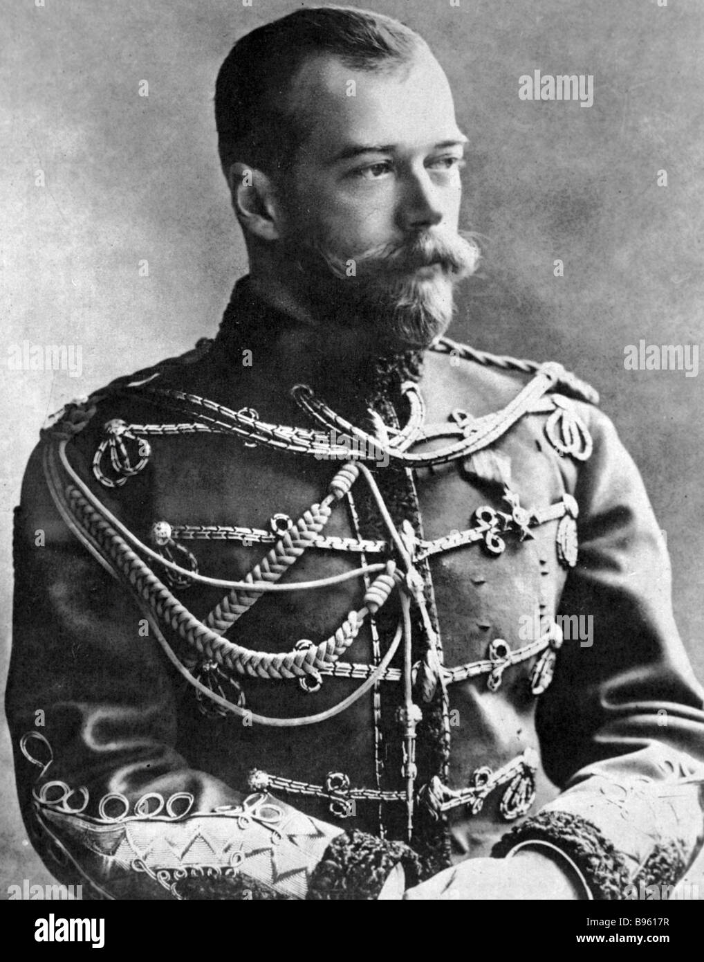 Kaiser Nicholas II in einer Uniform von seiner kaiserlichen Majestät s Life  Guards Husaren-Regiment Stockfotografie - Alamy