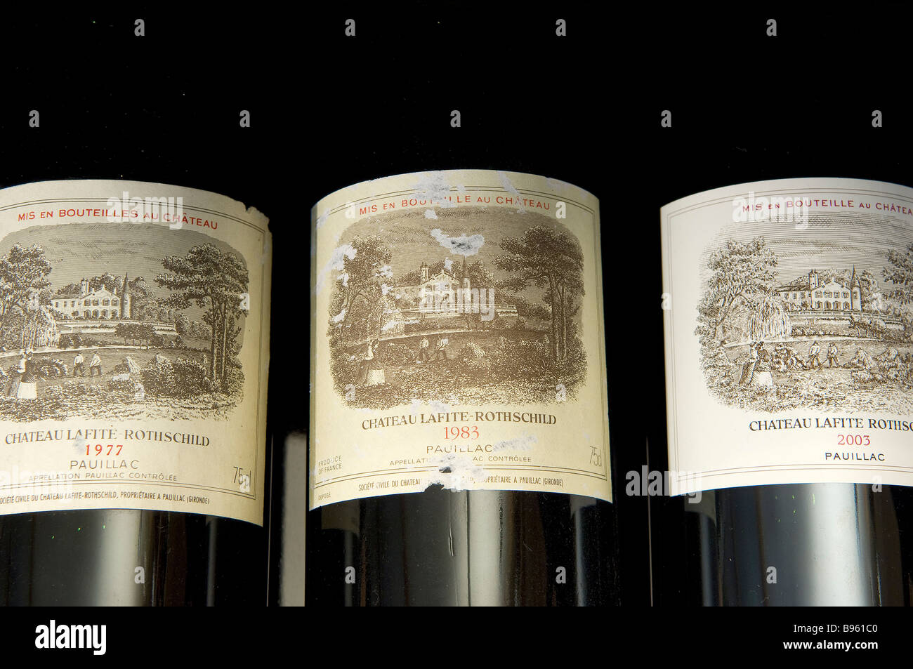 Frankreich, Gironde, Medoc, Pauillac, Bordelais Weine Weinflaschen von Lafite Rothschild 1977, 1983 und 2003, Pauillac AOC, 1st Stockfoto