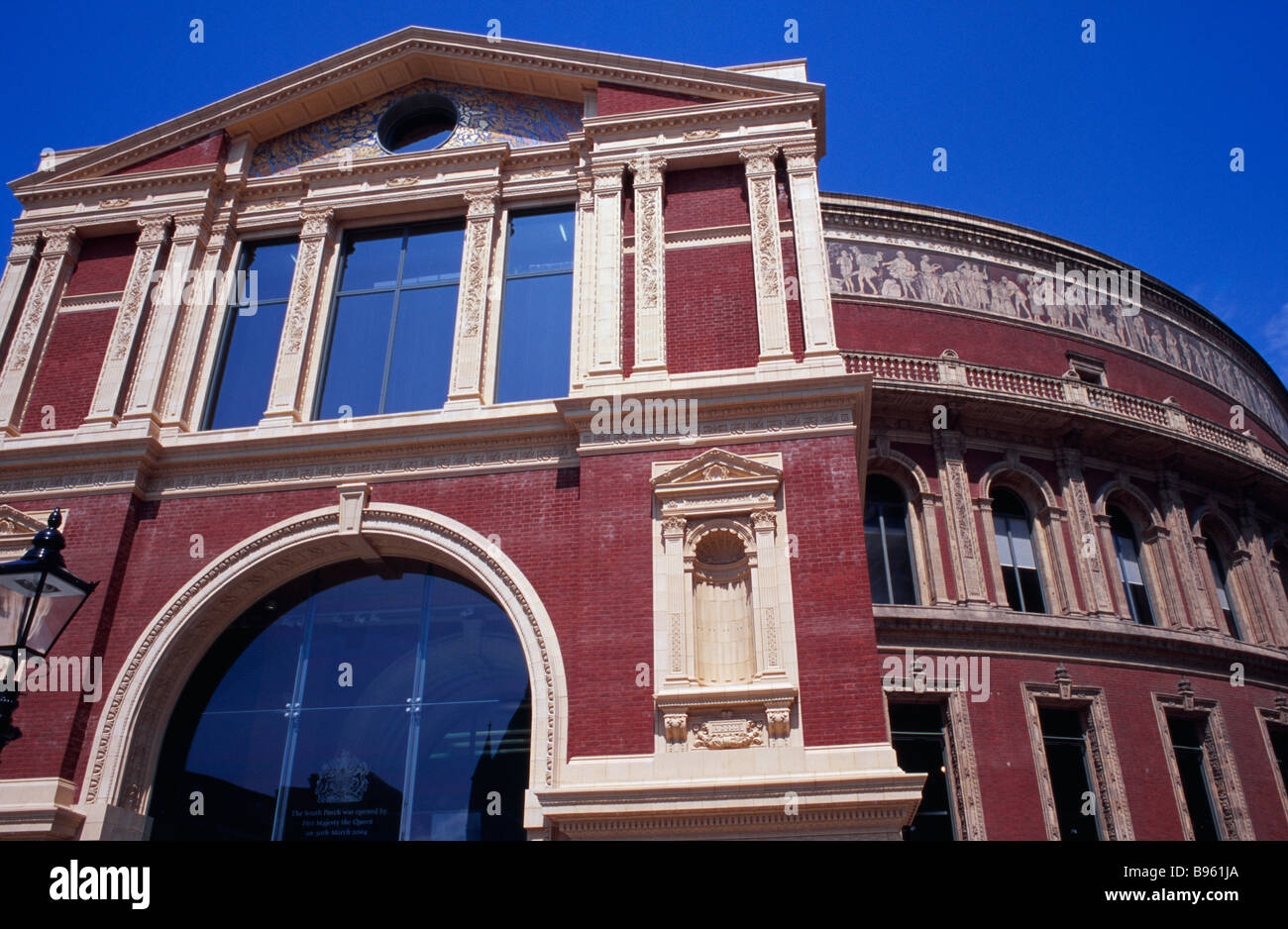 ENGLAND London Kensington. Die Royal Albert Hall. Außenansicht des Eingangs Süd Veranda. Stockfoto