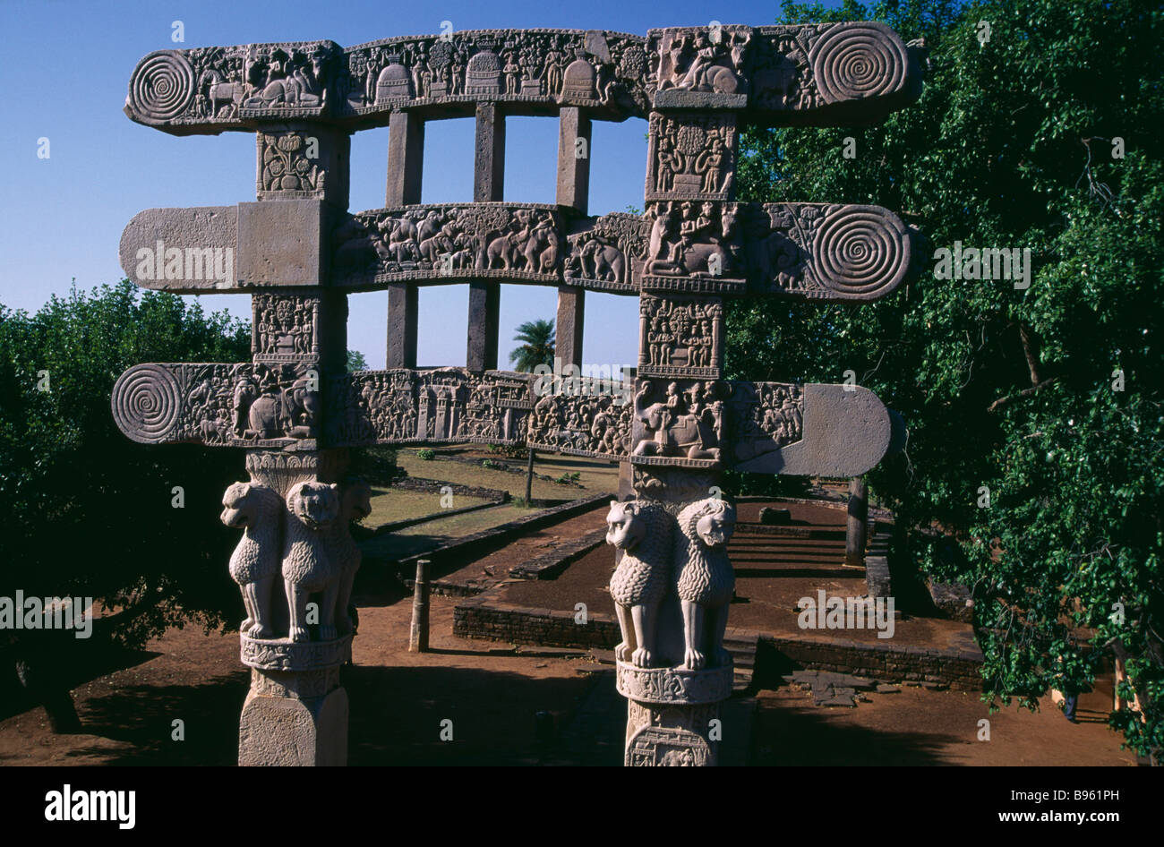 Indien Madhya Pradesh Sanchi südliche Tor des großen Stupa mit Szenen aus dem Leben des Buddha geschnitzt Stockfoto