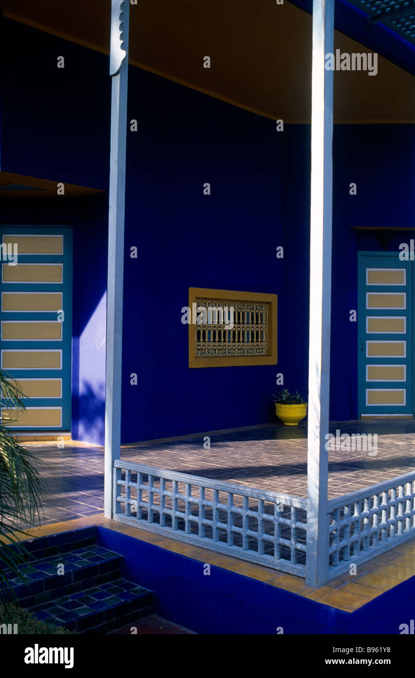 Marokko Marrakesch der Jardin Majorelle im Besitz von Yves St. Laurent. Ecke von Balkon mit Wänden gemalt lebhaft blau. Stockfoto