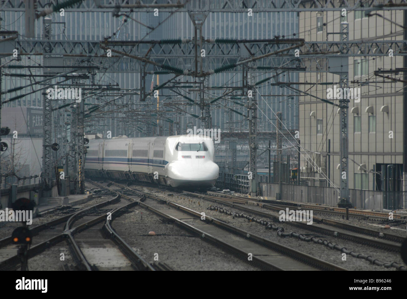 Shinkansen Nozomi Shinkansen in JAPAN Honshu Tokio A kommt in Tokyo Station Stockfoto