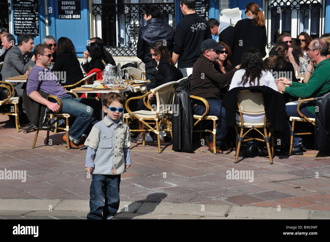 Nice France, 'French Cafe' French Brasserie Restaurant Bar, Bürgersteig überfüllte Terrasse Mittelklasse Familie im Restaurant, Young Boy in Front Stockfoto