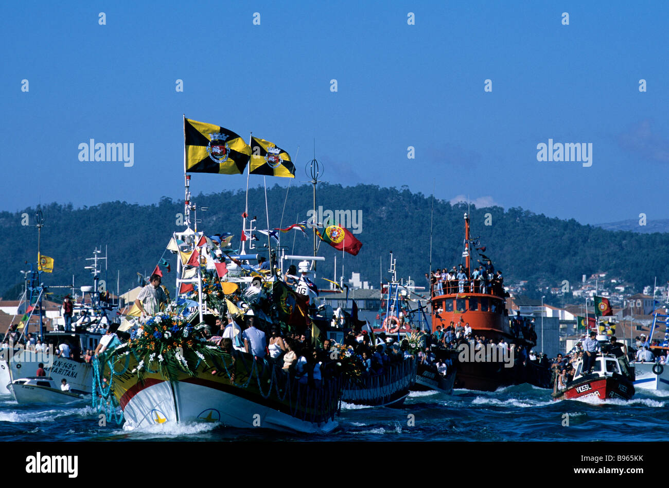 Eine Fischerei Trawler Teilnahme an den bunten Romaria de Nossa Senhora d'Agonia Feierlichkeiten in Viana Castelo, Portugal Stockfoto