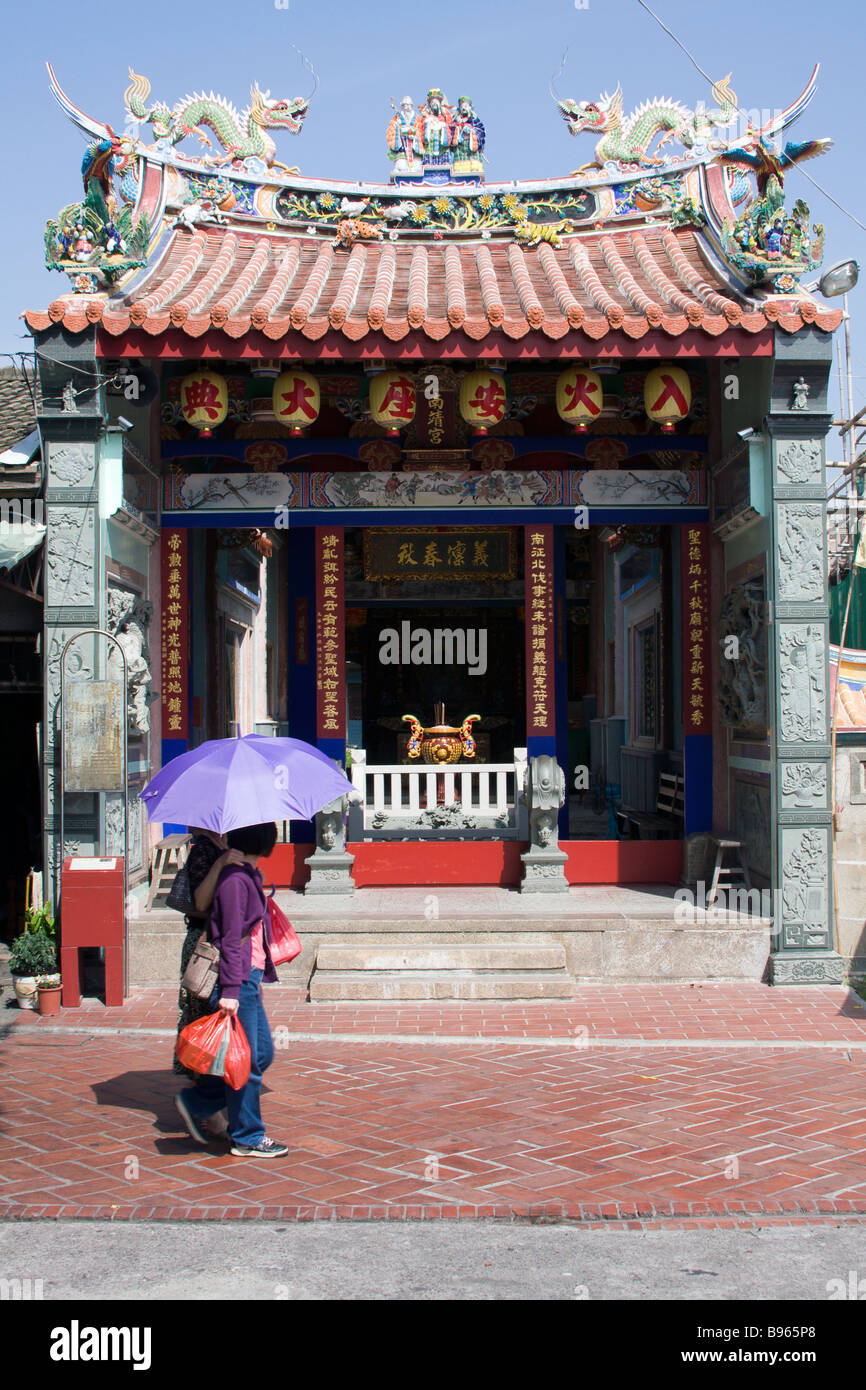 Menschen mit Sonnenschirm Spaziergänge Vergangenheit Nanjing Tempel, Lukang Township, Changhua County, Taiwan Stockfoto