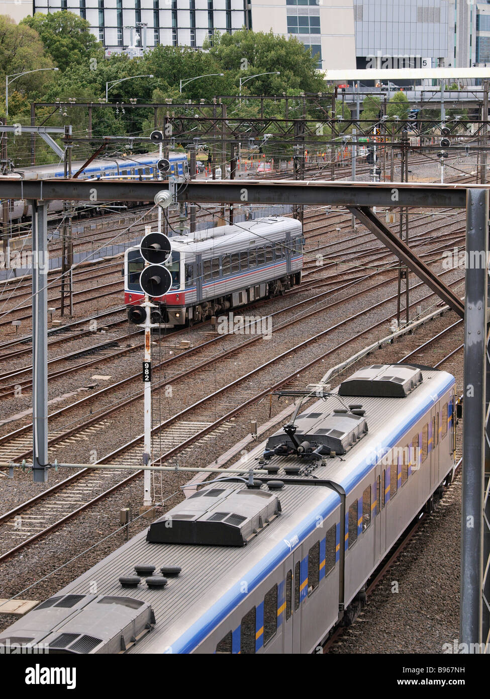 Züge auf Bahnstrecke vom Bahnhof Flinders Street Melbourne, Victoria, Australien Stockfoto