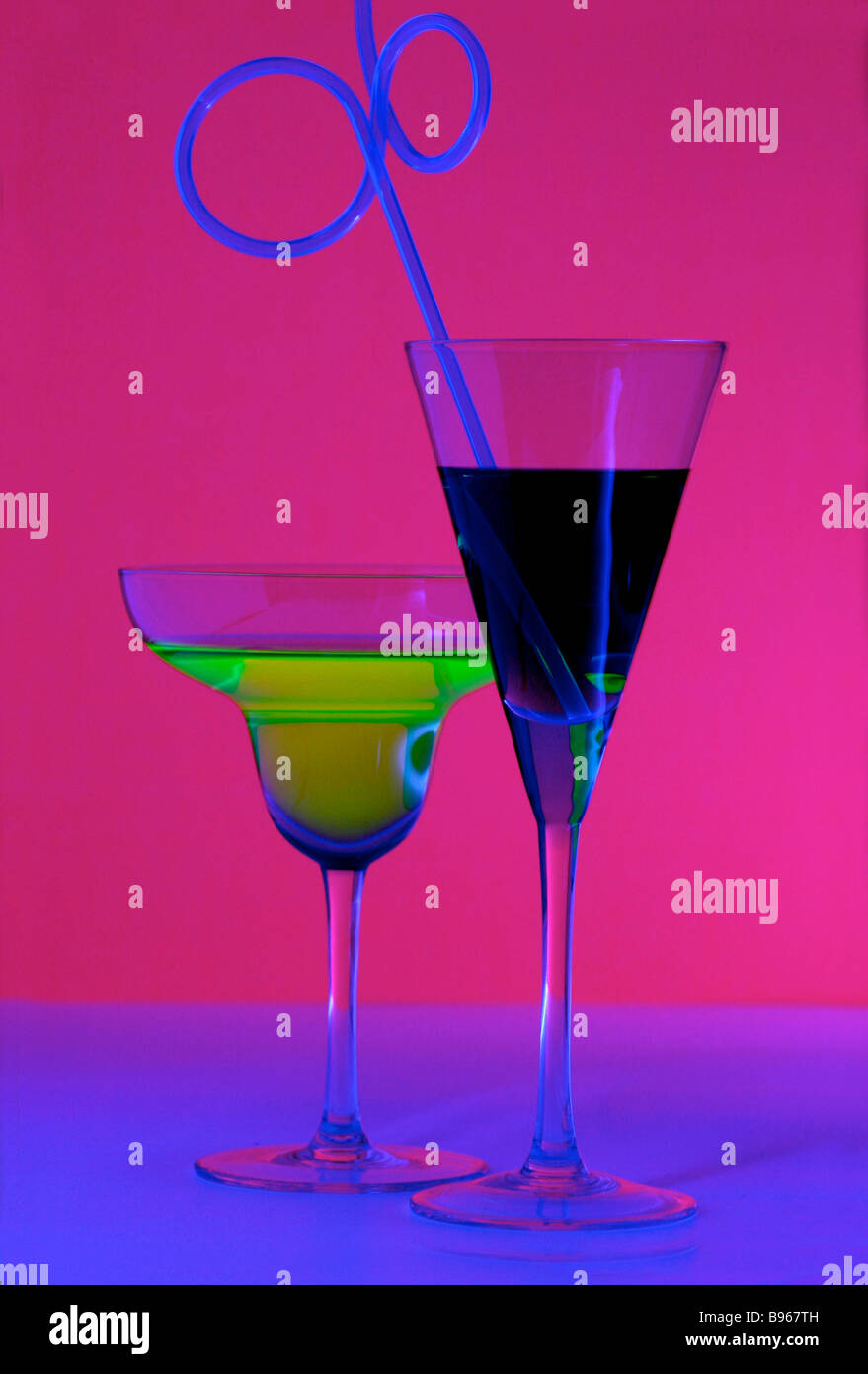 Ultra Violet Cocktail Gläser Stockfoto